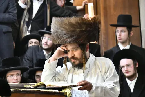  VIDEO:  Kretchinif Rebbe from Eretz Yisroel dancing by Melava Malka in the USA